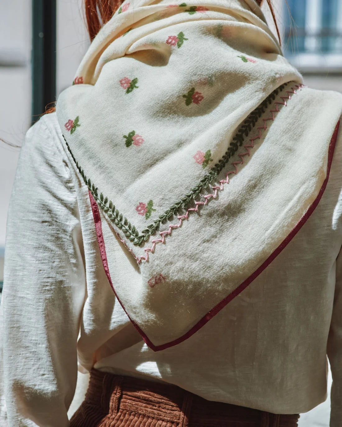 Foulard brodé roses EMILE & IDA