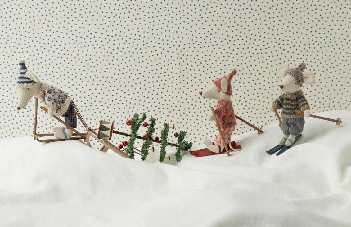 Souris en hiver et sa paire de skis Papa Bleu MAILEG