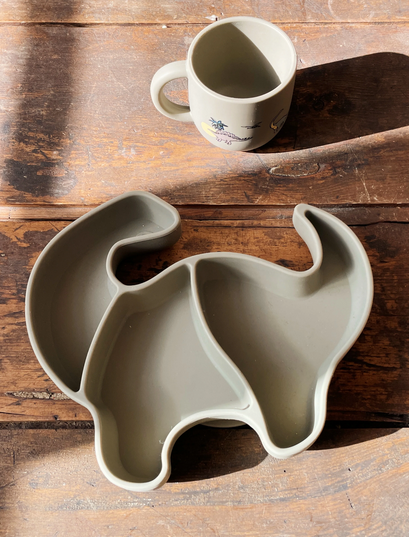 Assiette creuse et tasse dino en silicone stone KONGES SLOJD