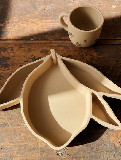 Assiette creuse et tasse citron en silicone stone KONGES SLOJD