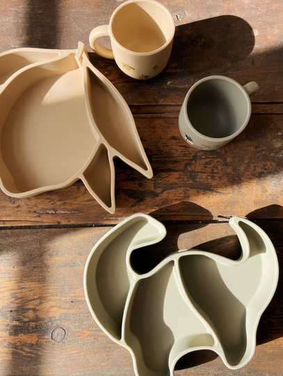Assiette creuse et tasse citron en silicone stone KONGES SLOJD