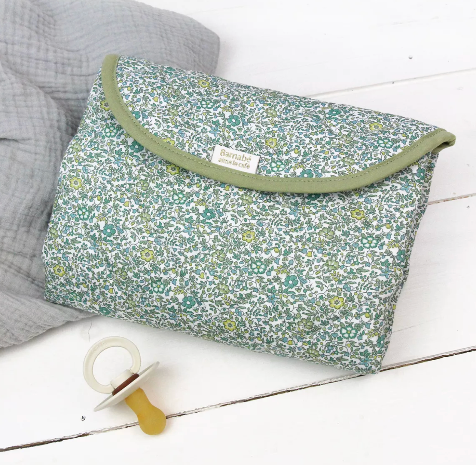 
    alt="Chevron descendant icône"
  