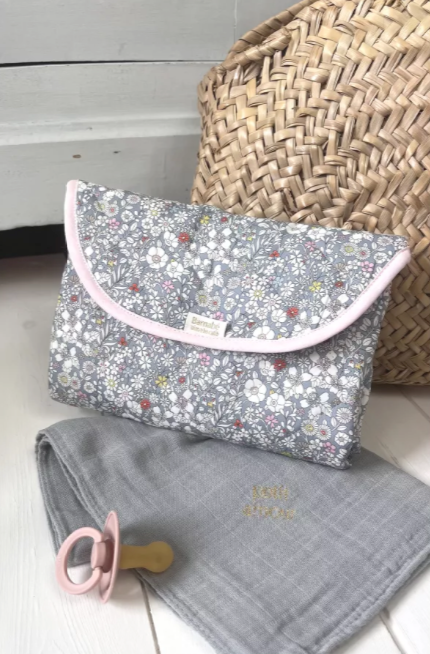 
    alt="Chevron descendant icône"
  