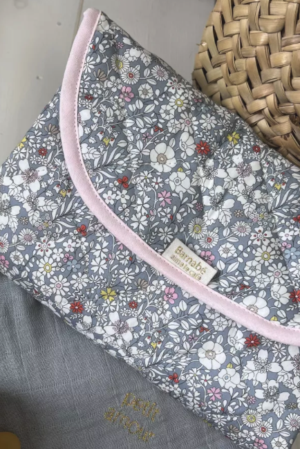 Matelas à langer transportable KATIE BARNABÉ AIME LE CAFÉ