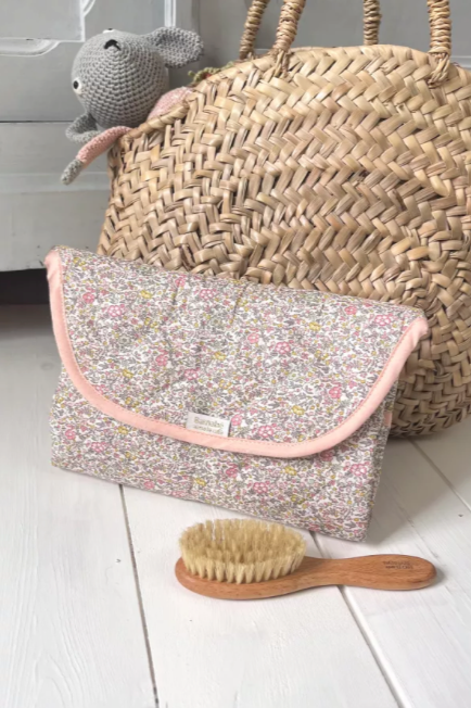 
    alt="Chevron descendant icône"
  