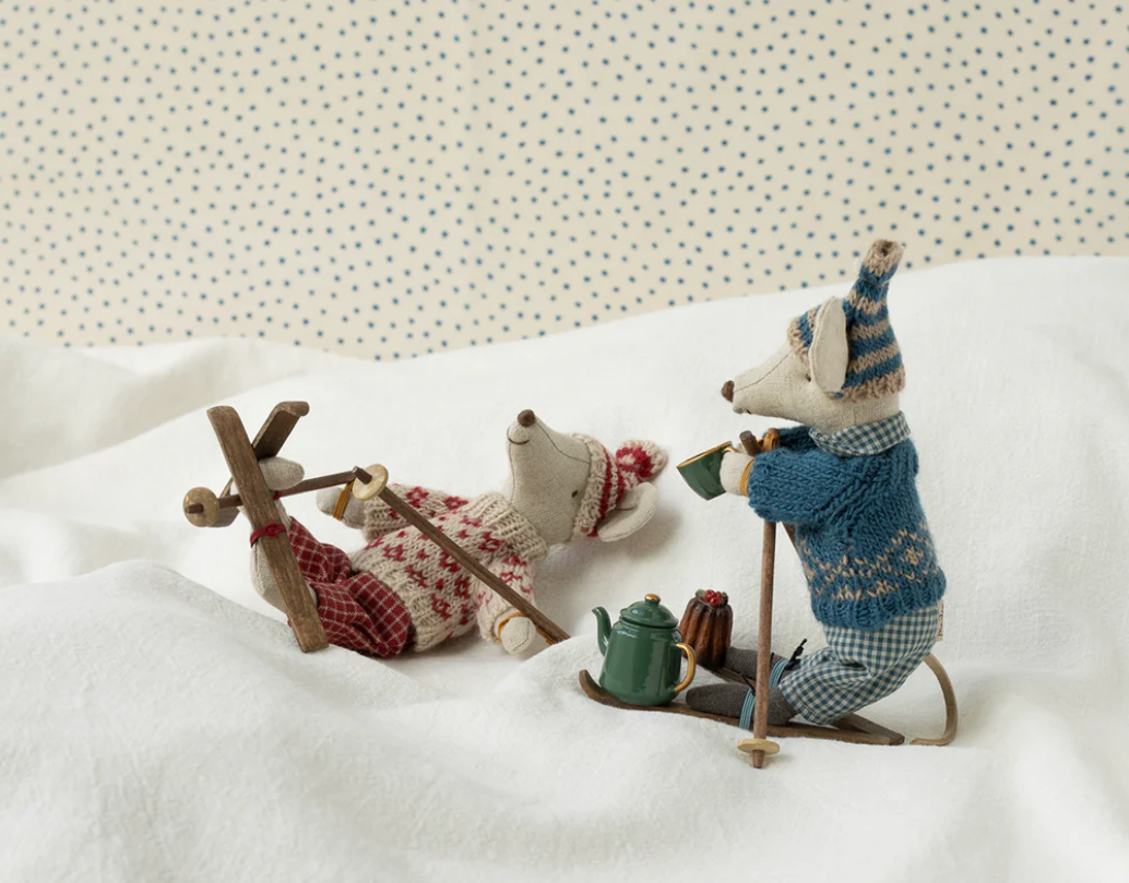 Souris en hiver et sa paire de skis Papa Bleu MAILEG