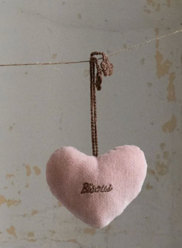 
    alt="Chevron descendant icône"
  