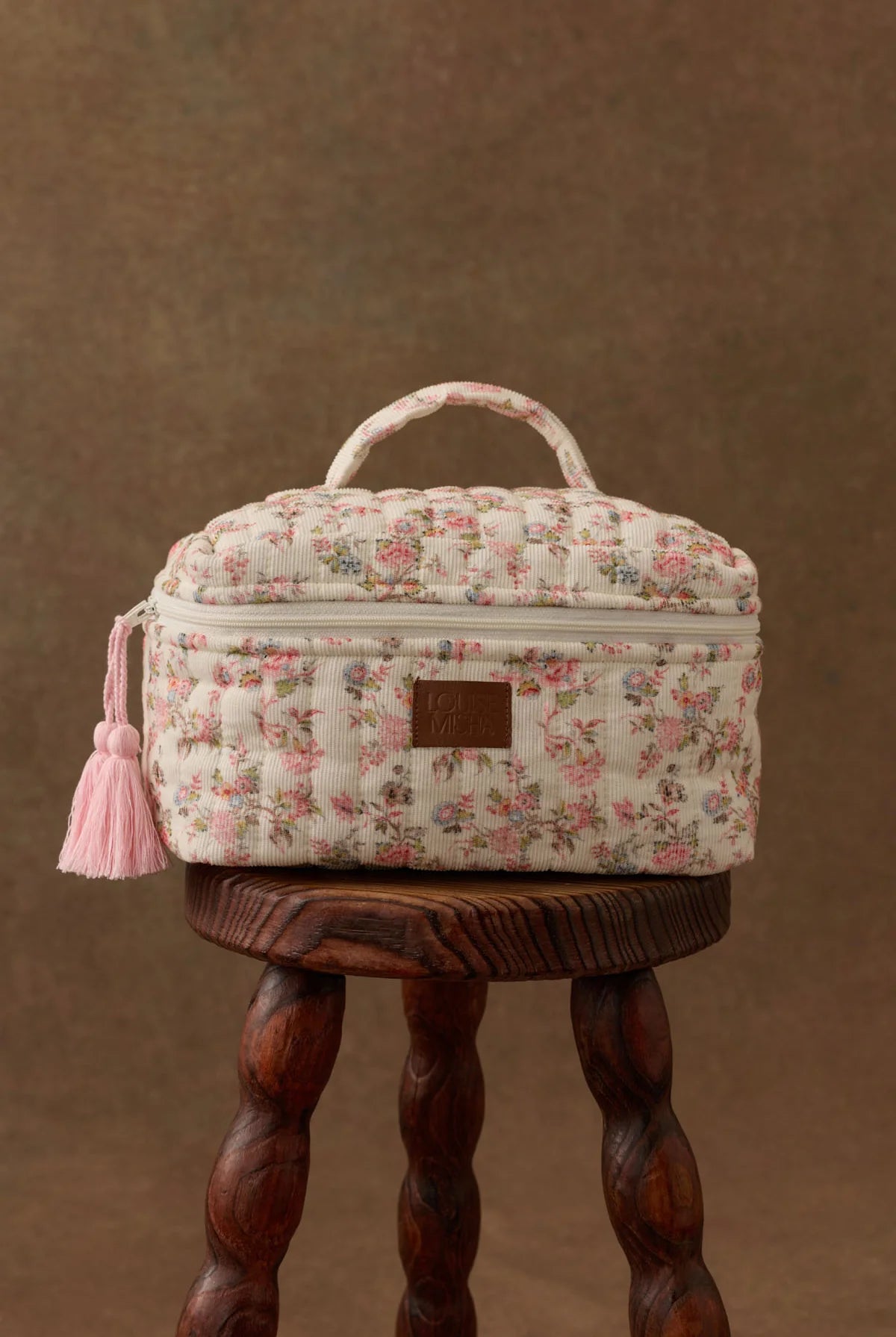 
    alt="Chevron descendant icône"
  